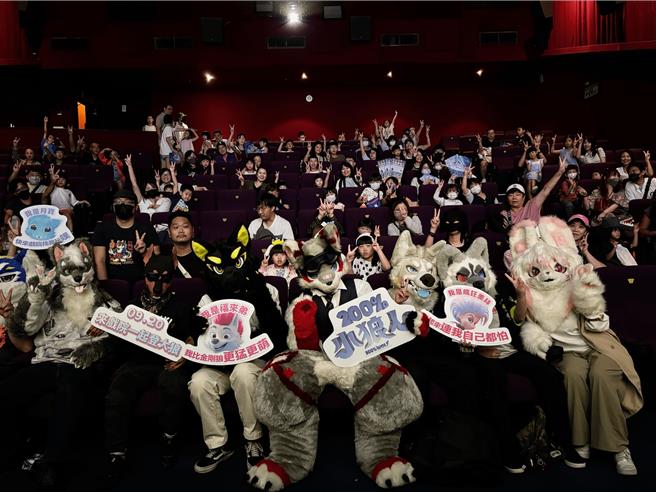 电影《200％小狼人》举行「萌狼装扮大赛」特映会相当热闹。（原创娱乐提供）