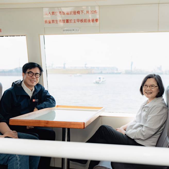 前總統蔡英文在臉書貼出與高雄市長陳其邁搭遊艇的出遊照。（翻攝自蔡英文臉書）