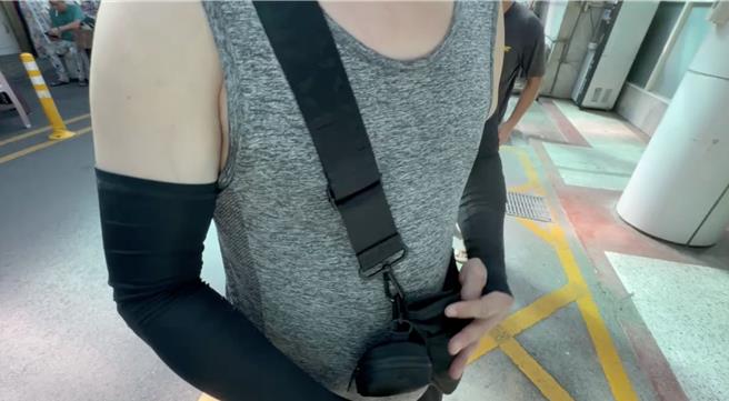 家属17日表示，好好的小孩和妈妈只是等个红灯就出事，提到女儿伤势时也一度哽噎，只盼能重判肇事驾驶。（民眾提供／王惠慧新竹传真）