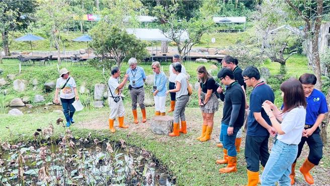 南投县埔里桃米社区发展农村生态旅游，曾获「第二届金牌农村竞赛」金牌佳绩，吸引德国农村竞赛评审团人员前来参访交流。（南投县政府提供／张妍溱南投传真）
