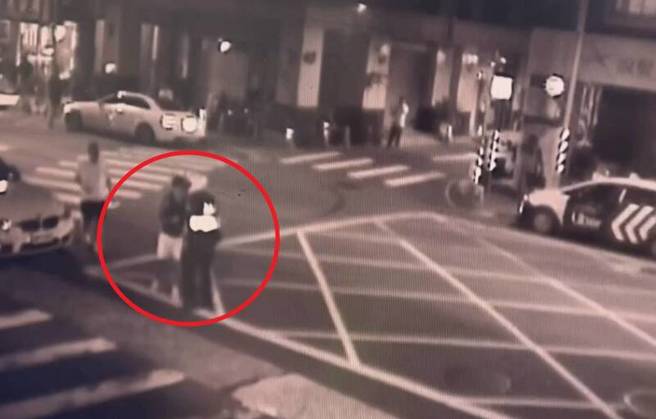 男子為了烤肉違規停車，遭警方取締怒罵髒話遭警逮。（翻攝畫面）