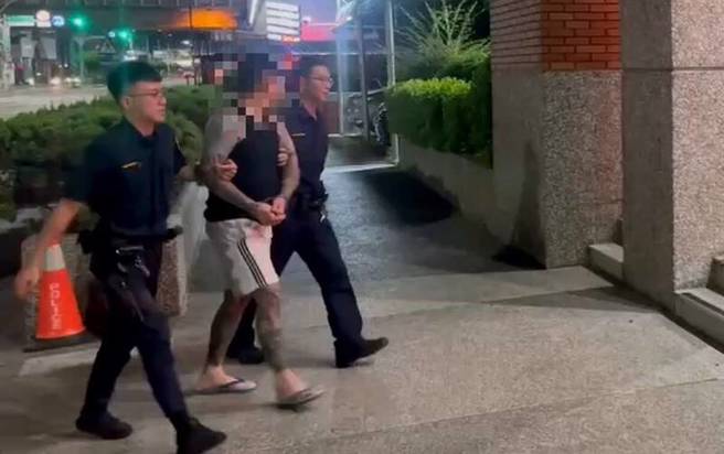 男子為了烤肉違規停車，遭警方取締怒罵髒話遭警逮。（翻攝畫面）