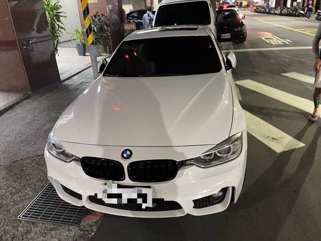 男子為了烤肉違規停車，遭警方取締怒罵髒話遭警逮。（翻攝畫面）