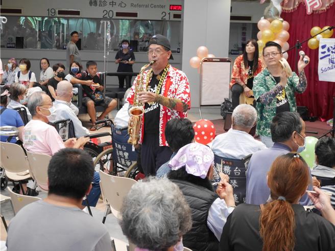 柳营奇美医院17日在大厅举办「月满柳奇、中秋送暖」表演活动。（柳营奇美医院提供／张毓翎台南传真）