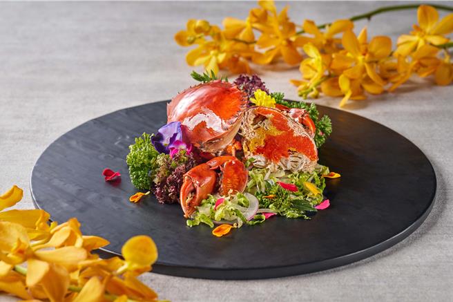 台北福华集结馆内的3家餐厅，严选当季新鲜、蟹黄饱满肥美的处女蟳，推出 3款「季节尝鲜 海味满载秋季套餐」迎饕客。（图／台北福华大饭店）