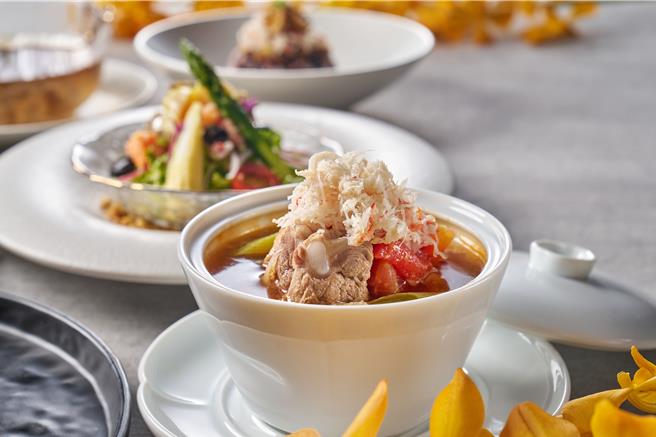 「蓬莱邨」将酒家菜「番茄排骨锅」融入西餐概念，用各具特色的3种番茄和2款蟹蟳，烹调出香、酸、甜、鲜兼具的「番茄海鲜蟹汤」。（图／台北福华大饭店）
