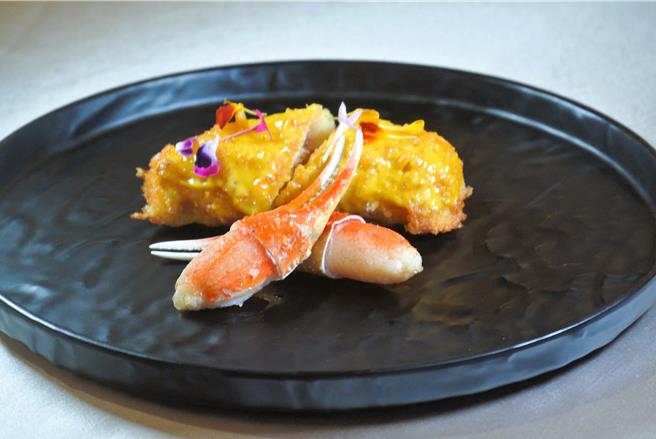 「蟹肉蔬菜卷」灵感取自高丽菜卷，包入松叶蟹肉，一旁附有2个去壳的蟹钳肉，滋味鲜上加鲜。（陈韵萍摄）