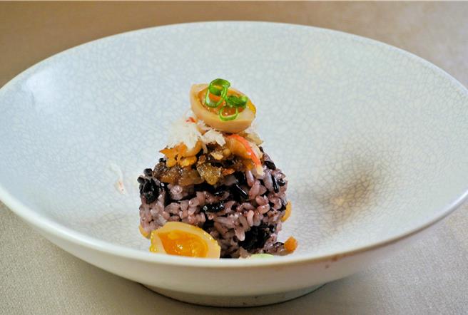 以猪油拌饭为灵感的「蟹肉葱油拌紫米饭」，巧妙地将松叶蟹肉丝融入道地台式菜色，是道结合中西式吃法和创新怀旧料理。（陈韵萍摄）