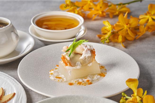 「鲍汁白玉卷」将包裹虾浆的九孔鲍放上冬瓜蒸熟，再摆上扎实饱满的处女蟳蟹腿肉，入口海味四溢。（图／台北福华大饭店）