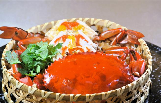 台菜餐厅「蓬莱邨」经典的「红蟳米糕」是热门的老饕必点品项。（陈韵萍摄）