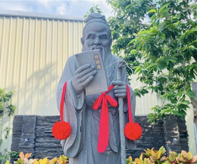 歸仁仁壽宮的月老過去曾被學生誤認為是孔子，跑來祈求考試順利，成為地方趣聞。（曹婷婷攝）