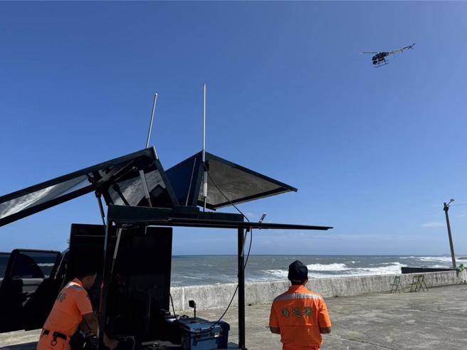 民眾17日上午報案稱台東縣長濱鄉海域報案疑有航空器墜海，海巡署積極搜索。（海巡署東部分署提供／蔡旻妤台東傳真）