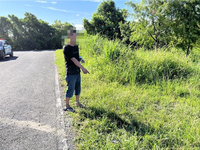 宜兰县三星乡40多岁林姓男子15日晚上，意图将藏在安农溪草丛的扁柏偷偷运出变卖。（警方提供／吴佩蓉宜兰传真）