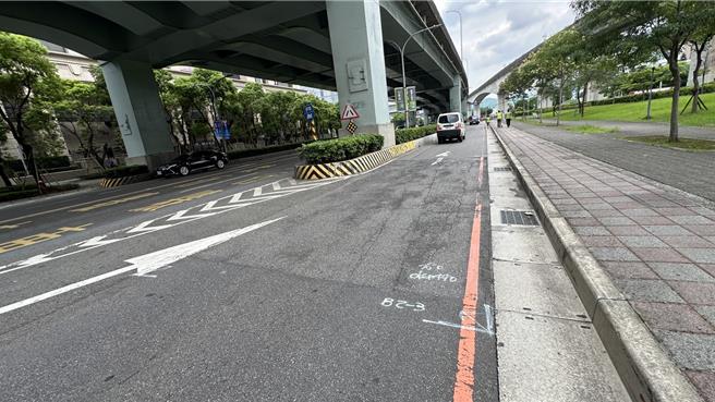 為改善新莊區新北大道3~4段（中港南路至新知六路）雙向全部車道鋪面品質，養工處將於9月20日、21日、22日晚間10時至隔天清晨6時，辦理道路銑鋪工程。（新北養工處提供）