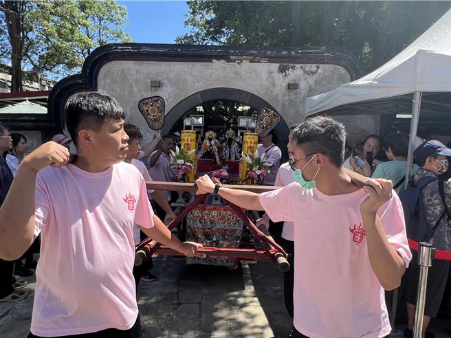 台北霞海城隍庙城隍爷、城隍夫人及月老驻驾林家花园。（王扬杰摄）