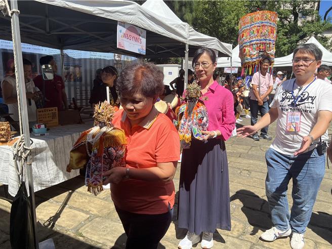 新北市文化局副局长于玟及贵宾迎请台北霞海城隍爷、城隍夫人及月老驻驾林家花园。（王扬杰摄）