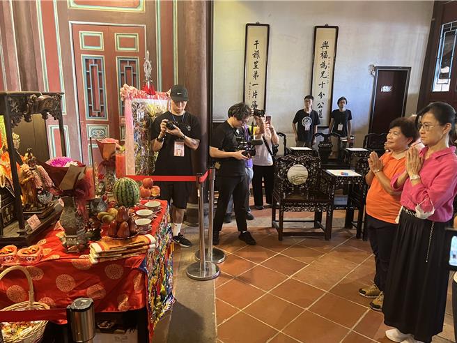 新北市文化局副局长于玟及贵宾迎请台北霞海城隍爷、城隍夫人及月老驻驾林家花园。（王扬杰摄）