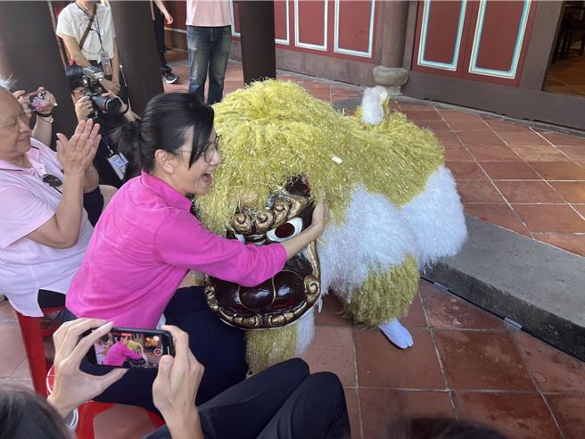 日北冲绳舞狮向于玟撒娇讨拍。（王扬杰摄）