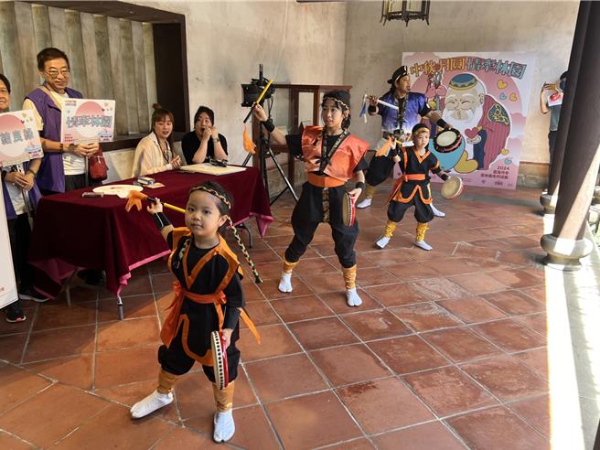 日本「冲绳惣庆太鼓舞狮队」为活动带来精彩表演。（王扬杰摄）