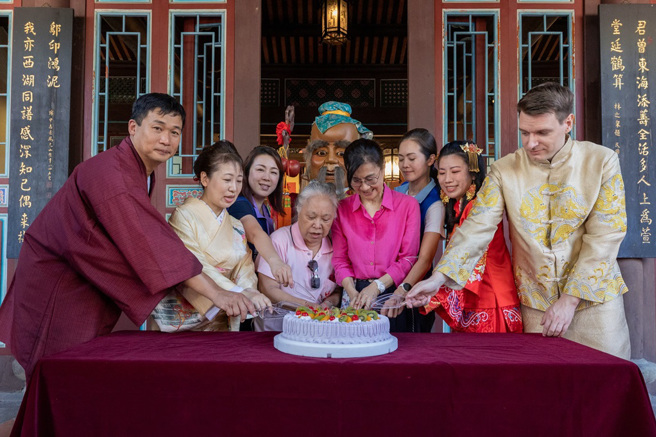 与民眾共同欢度中秋佳节并庆祝月老圣诞。(图/新北市政府文化局提供)