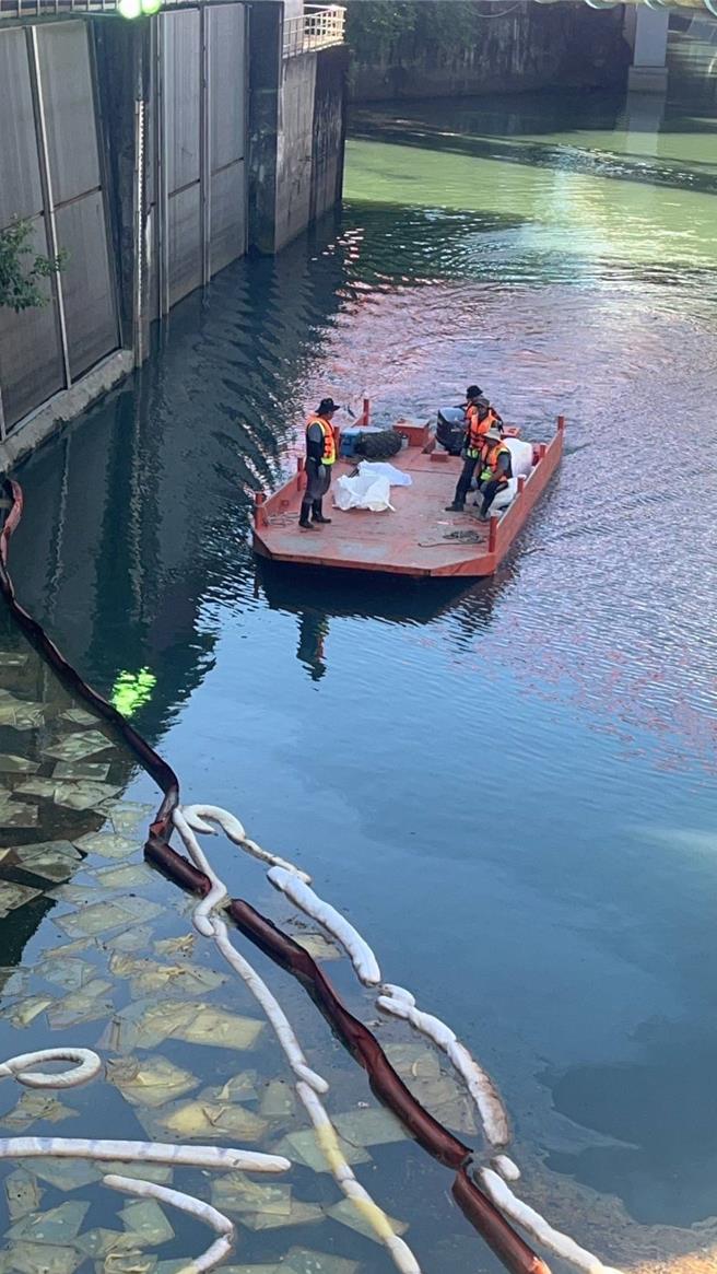 台北市新生建国站16日凌晨发生主油槽异常，自动启动补油至特一右主油槽后溢至防溢堤内。（台北市议员王欣仪提供／刘彦宜台北传真）