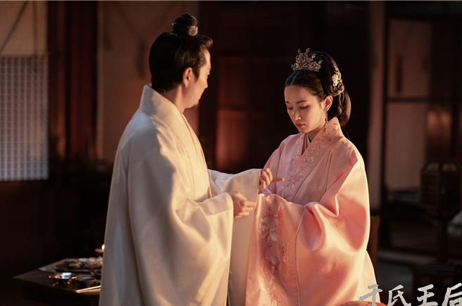 全钟瑞（右）在剧中三招让四王子晕船。（Hami Video提供）