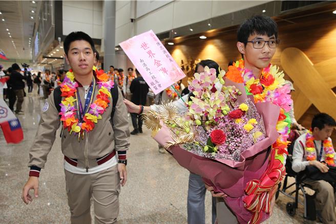 獲得金牌的職類及國手為「家具木工」職類蔡昀融（左）及「冷凍空調」職類陳思源（右）。（陳麒全攝）