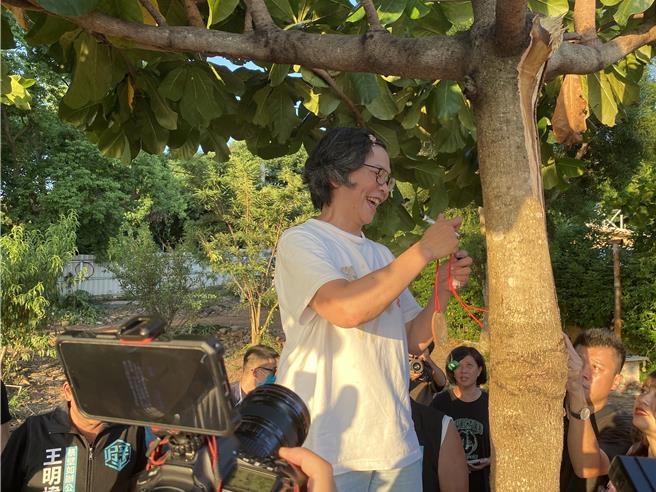 民眾党前立委、台中市府顾问蔡壁如（中）、立委麦玉珍、议员江和树及陈清龙等，17日下午5点与日200名小草在沙鹿区某「秘密集会所」为民眾党主席柯文哲祈福，大家写祈福卡挂树上。（张妍溱摄）