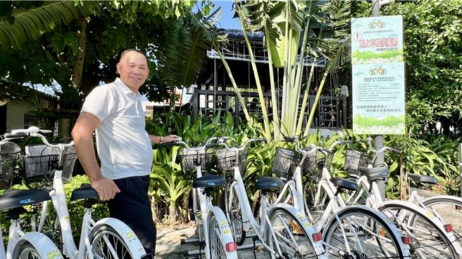 長年北部工作的林昭洋，老家在台南鹽水觀光美食城停車場旁邊，為了回饋家鄉，無償提供15輛共享單車，讓民眾能騎乘遊賞月津港。（張毓翎攝）