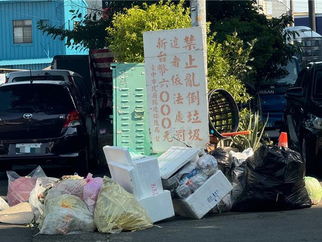 台中市大里区涂城路928巷邻近涂城早市一带，巷弄间道路分隔岛长期被住户、摊贩堆置垃圾，影响市容也造成环境不佳，清洁队每日上午收垃圾，下午或晚间又被堆置，亦无法24小时派员监视，成为地方难解的议题。（潘虹恩摄）