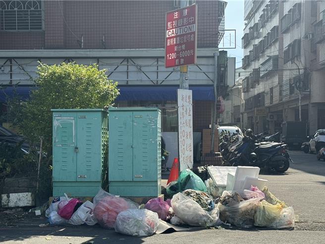 台中市大里区涂城路928巷邻近涂城早市一带，巷弄间道路分隔岛长期被住户、摊贩堆置垃圾，影响市容也造成环境不佳，清洁队每日上午收垃圾，下午或晚间又被堆置，亦无法24小时派员监视，成为地方难解的议题。（潘虹恩摄）