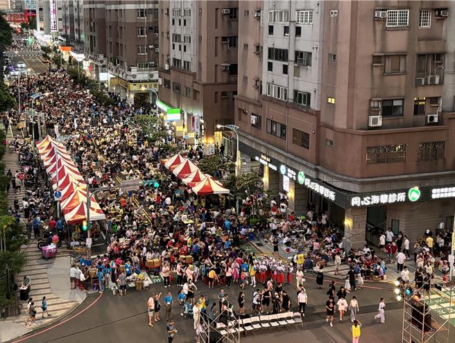 桃园市中坜区「万人封街烤肉」已延续举办22年，成为中坜地方节庆盛事。今年因中秋节没有连假，参与6年的民眾分享，感觉人潮明显变少，在六和路尾端都没什么人。（廖姮玥摄）