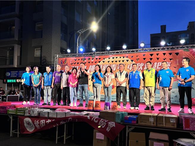 桃园市中坜区「万人封街烤肉」已延续举办22年，成为中坜地方节庆盛事。今年因中秋节没有连假，参与6年的民眾分享，感觉人潮明显变少，在六和路尾端都没什么人。（廖姮玥摄）