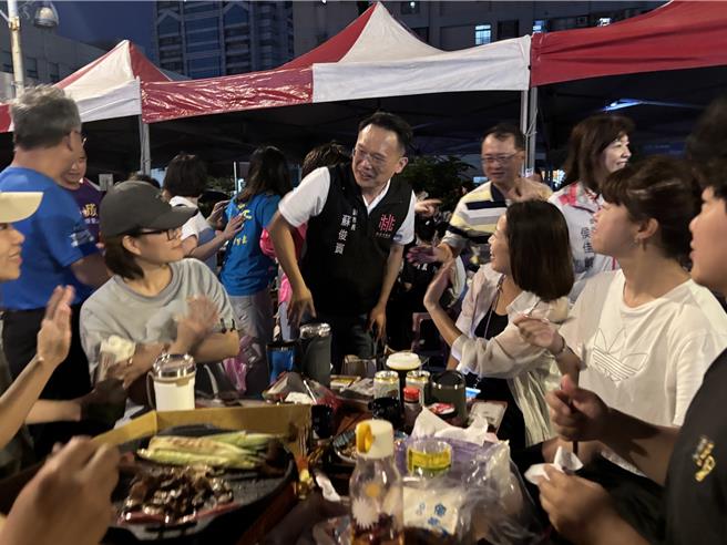 桃园市中坜区「万人封街烤肉」已延续举办22年，成为中坜地方节庆盛事。今年因中秋节没有连假，参与6年的民眾分享，感觉人潮明显变少，在六和路尾端都没什么人。（廖姮玥摄）