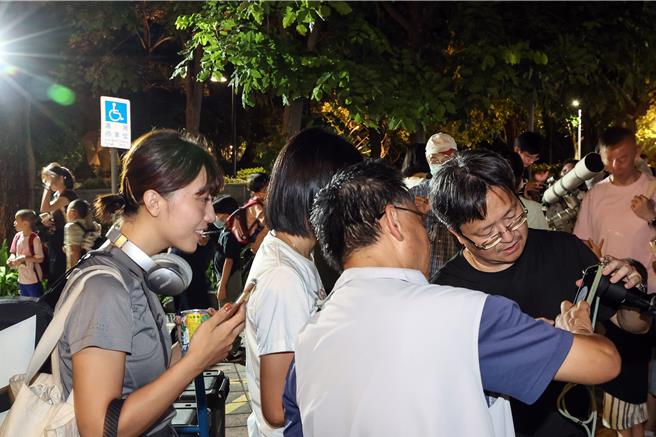台北市立天文馆17日中秋夜举办赏月特别活动，除提供专业天文望远镜供民眾赏月，现场也设有手机拍摄专区，指导民眾如何用手机透过天文望远镜拍下月亮细节。（邓博仁摄）