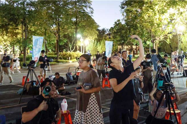 中秋佳节来到，儘管中央气象署指出桃园以北赏月可能需要碰点运气，台北市立天文科学教育馆广场17日晚间仍有不少大小朋友一同体验用望远镜观察月亮。（邓博仁摄）