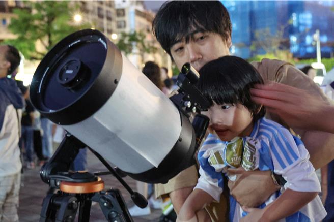 中秋佳节来到，儘管中央气象署指出桃园以北赏月可能需要碰点运气，台北市立天文科学教育馆广场17日晚间仍有不少大小朋友一同体验用望远镜观察月亮。（邓博仁摄）