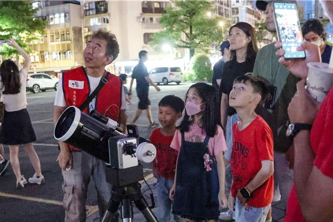 中秋佳节来到，儘管中央气象署指出桃园以北赏月可能需要碰点运气，台北市立天文科学教育馆广场17日晚间仍有不少大小朋友一同体验用望远镜观察月亮。（邓博仁摄）