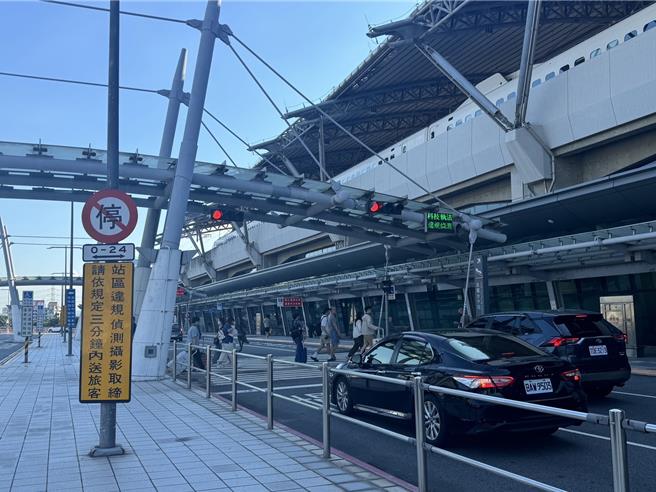 台中烏日高鐵站區是南來北往交通熱點，警方3年前設置科技執法取締違規停車與上下客，1年可開出上萬張罰單；今年中秋14日至16日也僅有36件，站區車流順暢。（潘虹恩攝）
