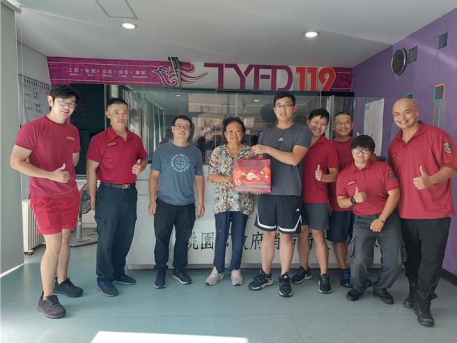 桃園一名婦人為感謝桃消半年前救命之恩，特別親手製作月餅，送到分隊表達謝意。(消防提供／蔡依珍桃園傳真)