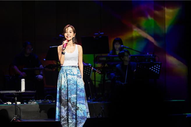 彭佳慧日前回到家鄉屏東開唱，開心跟全場粉絲互動。（索尼音樂提供）