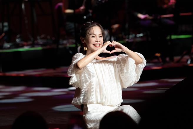 彭佳慧日前回到家鄉屏東開唱，開心跟全場粉絲互動。（索尼音樂提供）