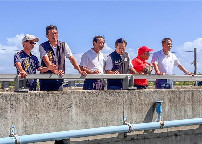 陈俊宇今（17日）偕同沈清山、议员陈福山、壮围乡大福村长陈荣华、新社村长庄阿日等人到场会勘。（立委陈俊宇提供／吴佩蓉宜兰传真）