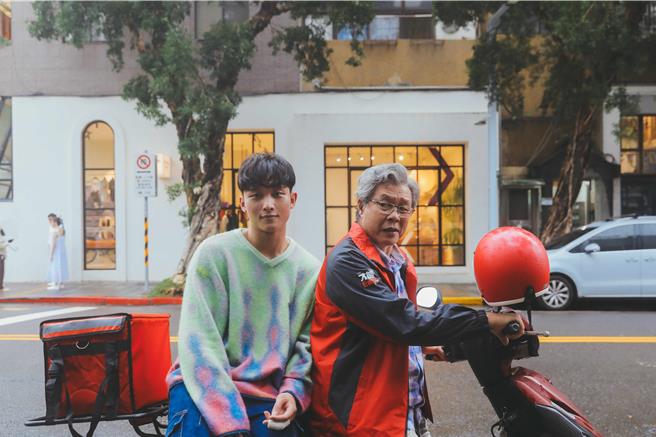 楊烈在MV中詮釋一角解救「沒有才能」的碩美。（華研國際提供）