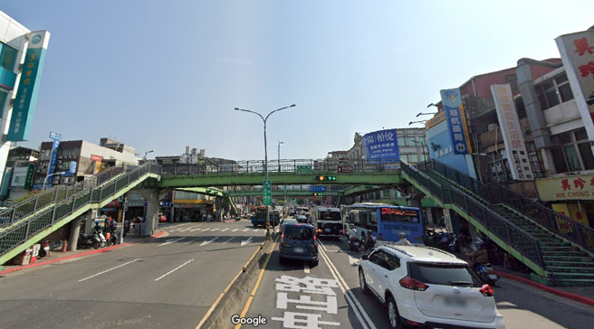 北市士林区中正、文林路口的陆桥将在年底拆除，引发当地人两派论战。(图／Google Map)