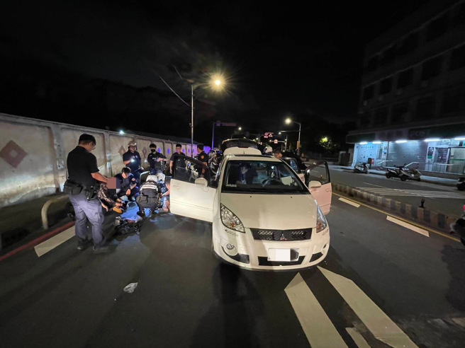 嫌犯拒檢企圖衝撞警方，最終遭圍捕破窗逮人。（翻攝畫面）