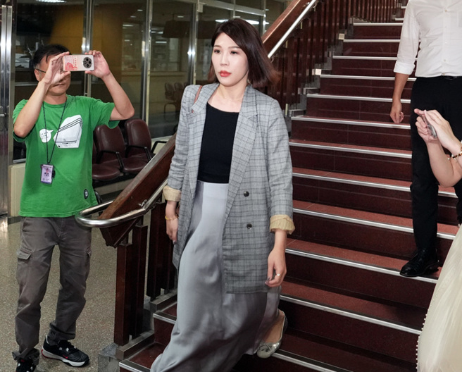 有媒体爆料柯文哲扣案随身碟，内容记载「2022/11/1小沈1500沈庆京」，疑似涉及金流，北检依泄密罪主动分案调查；图为记者马郁雯昨天出庭说明，离开时不发一语、全程臭脸。（示意图／资料照／黄世麒摄）