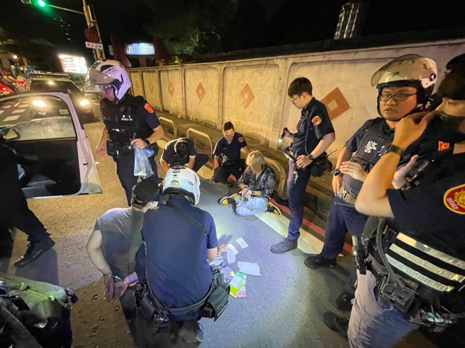 嫌犯拒檢企圖衝撞警方，最終遭圍捕破窗逮人。（翻攝畫面）