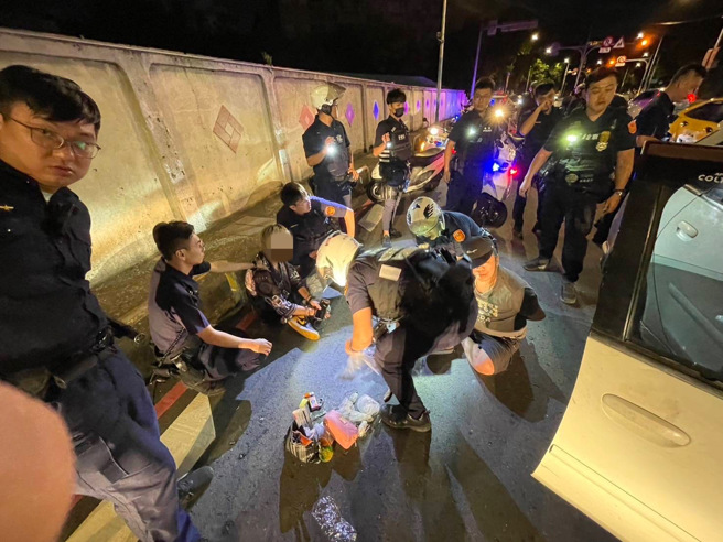 嫌犯拒檢企圖衝撞警方，最終遭圍捕破窗逮人。（翻攝畫面）