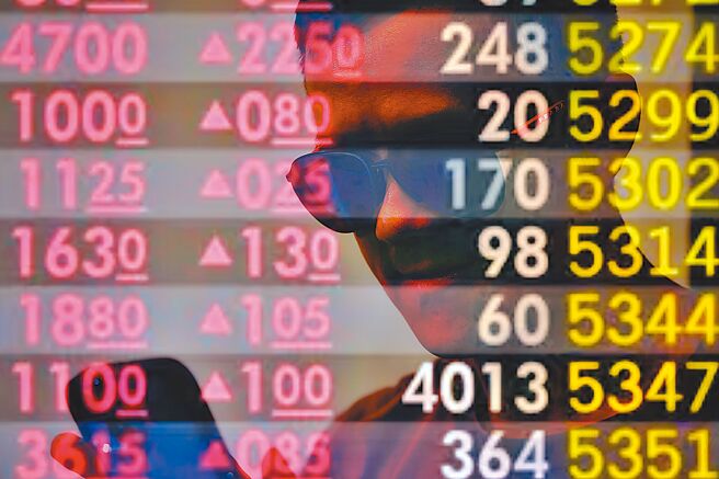 台股16日小漲開出，指數雖一度壓回平盤之下，然11點過後買盤積極點火，拉抬台股漲點擴大，最高衝21,854點，終場勁揚90點、收上相對高點的21,850點。圖／本報資料照片